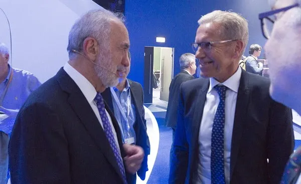 <p>Benny Landa och Elanders Peter Sommer efter Landas presskonferens på Drupa där man avslöjade att Elanders är en av de allra första som får en nanografipress installerad.</p>
