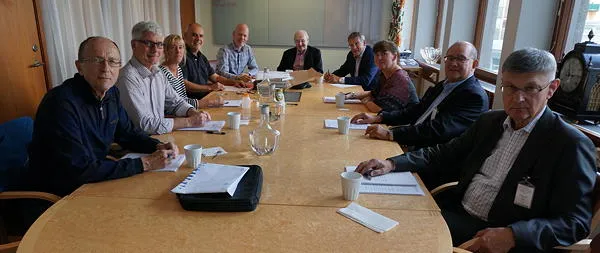 <p>Grafiska Kammaren – en partssammansatt skiljenämnd – löser tvister i den grafiska branschen. En genomgång av 37 fall från de senaste åren ger tips på hur grafiska företag och dess kunder kan undvika tvister och spara pengar. På bilden: Åke Hässler, Mikael Gillhög, Helena Wallentin, Björn Anderson, Kaj Flick, Lars Pehrson, Jan Persson, Eva Hansén, Bo Hallgren och Anders Forsström.</p>
