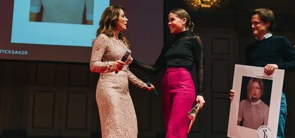 <p>Vinnare i kategorin Informationstrycksaker: ”Writing With Flowers”, Strokirk-Landströms på uppdrag av Ida Klamborn</p>
