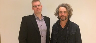 <p>Mathias Erlandsson på Omikai och Gustaf Sjöberg på Södermalms Snabbkopiering gjorde upp en affär om nytt affärssystem på GrafKoms temadag om IT.</p>
