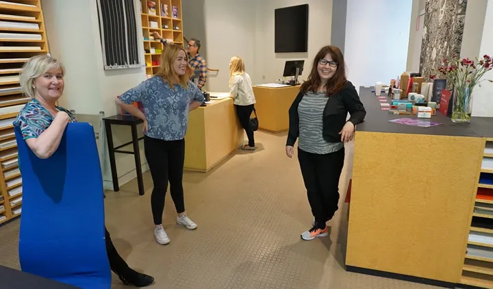 <p>Karin Sömnes, Sarah Nilsson och xxx är tillsammans med Hans Jonasson som står med en kund i bakgrunden teamet på Antalis nya Tryckmediacenter.</p>
