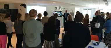 <p>Magnus Corlin från Wizzcom visade en 3D-skärm som fungerar utan glasögon. Deltagarna imponerades av den kraftiga 3D-effekten.</p>
