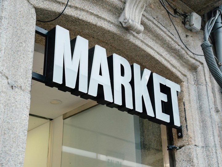 market-sign-unslpash-1800