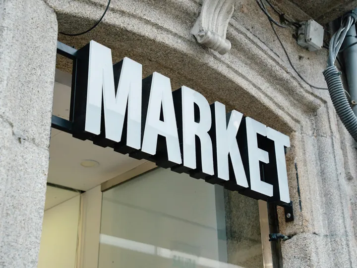 market-sign-unslpash-1800