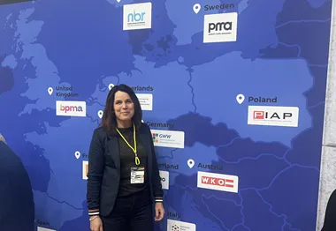Maria Olsson, projektledare fo¨r PMA, visar upp alla medlemmar i den europeiska paraplyorganisationen fo¨r produktmedia (EAC).