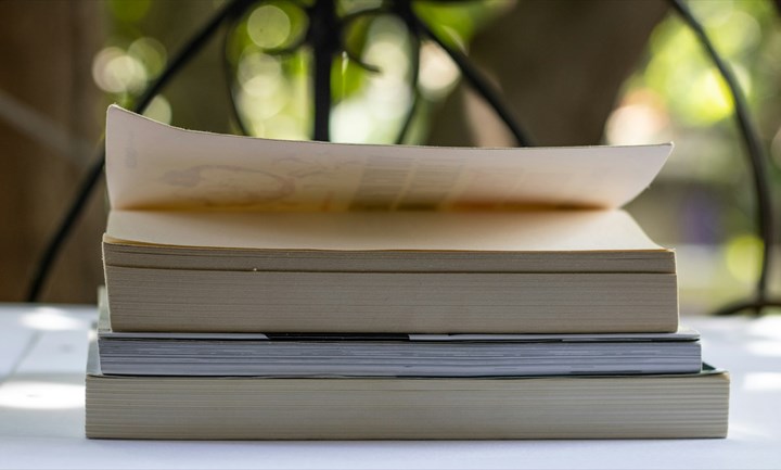 lluvia-morales-books_unsplash_1800