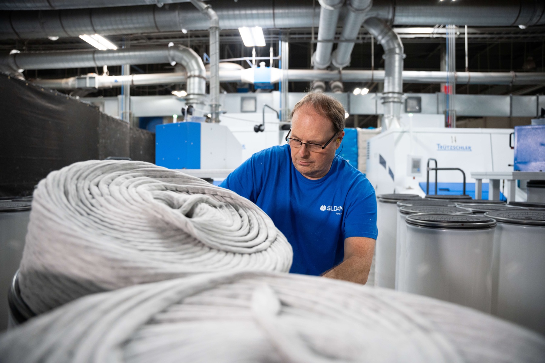 Gildan byarn-spinning_employee_in_us_1800