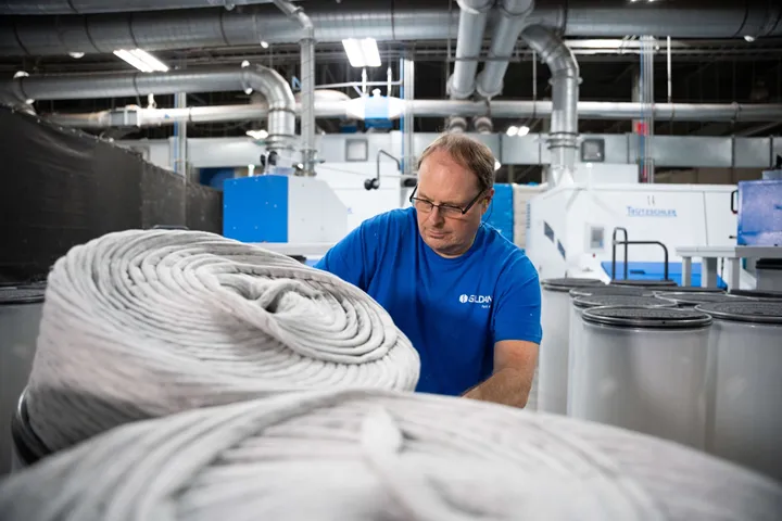 Gildan byarn-spinning_employee_in_us_1800